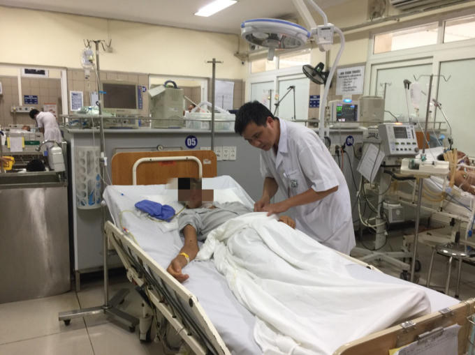 Ths.BS Nguyễn Trung Nguyên thăm khám bệnh nhân bị ong đốt đang điều trị tại TT Chống độc. Ảnh: BVCC