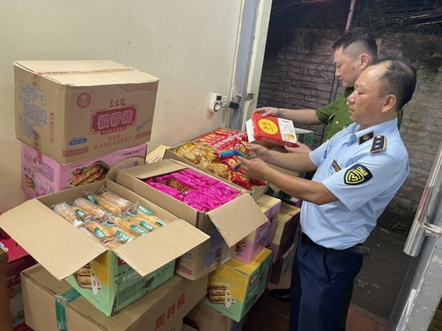 Lực lượng Quản lý thị trường Hà Nội kiểm tra bánh Trung Thu. (Ảnh: TTXVN)