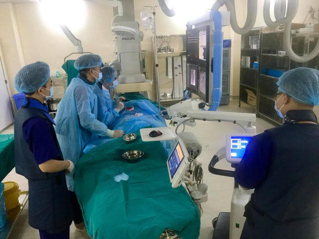 Bệnh nhân được can thiệp bằng hệ thống DSA nút mạch bị phình do u thận.