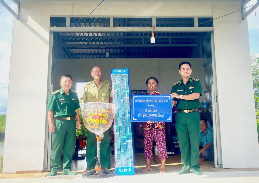 Đồn Biên phòng Cửa khẩu cảng Năm Căn tặng quà cho ông Lê Minh Hùng.