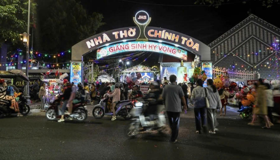 Trong niềm vui mừng đón Giáng sinh, người dân mong muốn có một mùa Giáng sinh an lành, hạnh phúc. Ảnh: T.H