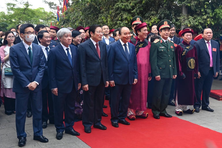 Chủ tịch nước Nguyễn Xuân Phúc dẫn đầu đoàn lãnh đạo Đảng, Nhà nước dâng hương, tưởng nhớ các Vua Hùng (Ảnh: Mạnh Quân).