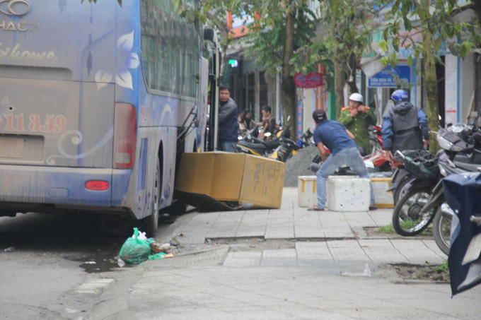 Nhân viên của nhà xe H.T cho biết: “Muốn gửi hàng thì cứ đưa tới đây, rồi xe tự tới lấy chuyển đi, không có gì khó khăn cả..."