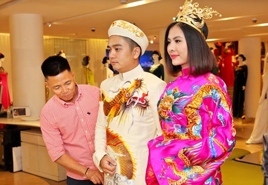 Sốc trang phục cưới ho&agrave;ng b&agrave;o lộng lẫy của diễn vi&ecirc;n V&acirc;n Trang