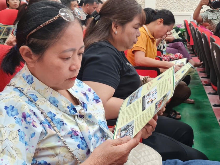 Người dân tiếp nhận , nghiên cứu tài liệu tuyên truyền được các tuyên truyền viên phát tận tay tại sự kiện.
