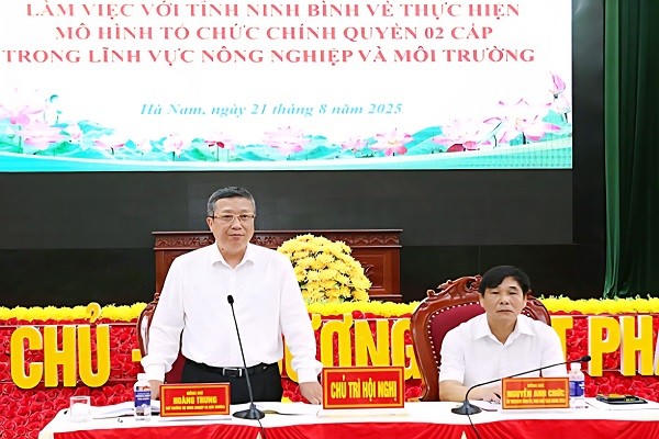 Ông Hoàng Trung, Thứ trưởng Bộ Nông nghiệp và Môi trường phát biểu tại buổi làm việc.