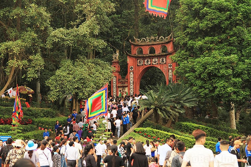 Rất đông du khách đến với Đền Hùng.
