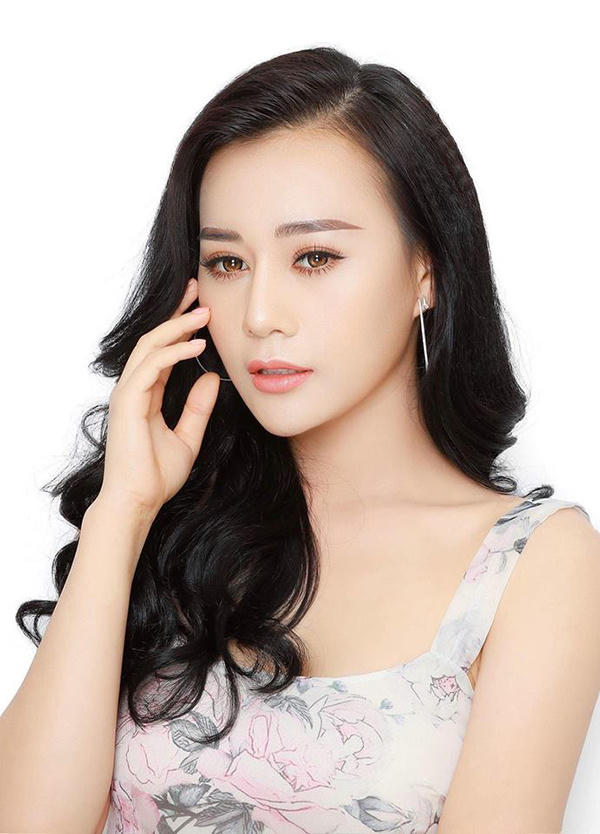 Phương Oanh sinh năm 1989 ở Hà Nam. Cô có vẻ đẹp dịu dàng với gương mặt trái xoan, đôi mắt to. Người đẹp thường được giao đóng những vai hiền lành, bị dòng đời xô đẩy. Trong "Quỳnh búp bê", cô hoá thân thành Quỳnh - cô gái miền núi bị lừa bán vào động gái làng chơi.