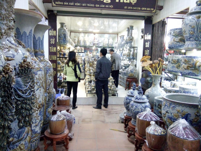 Bên trong chợ Gốm chỉ có lác đác 1 vài lượt du khách và khách hàng ghé qua.