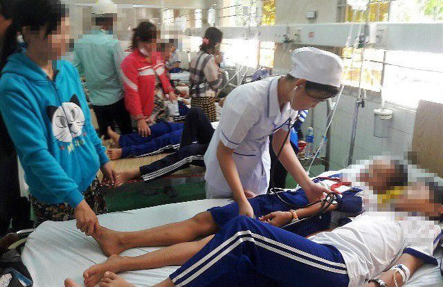 Nhiều em học sinh ở Cà Mau nhập viện sau khi súc miệng bằng dung dịch fluor xảy ra vào tháng 1/2019.