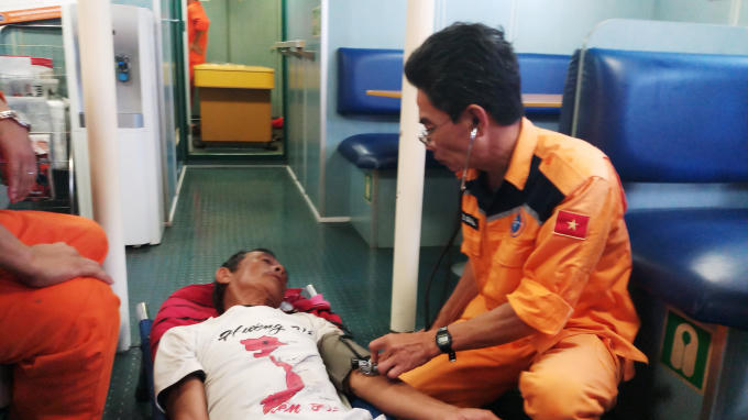 Các thuyền viên được ứng cứu kịp thời sau nhiều giờ chống chội giữa biển khơi.