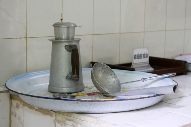 Trong phòng bếp, những kỷ vật như chiếc phin pha caphê, khay đựng, muôi canh... được gìn giữ cẩn thận, hầu như không có sự thay đổi so với trước đây.