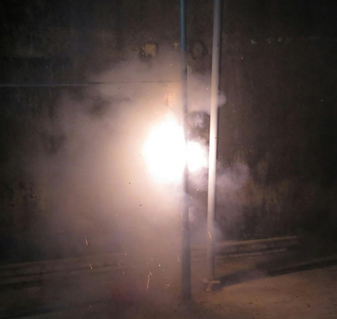 Khói pháo mù mịt, bủa vây ngõ xóm.