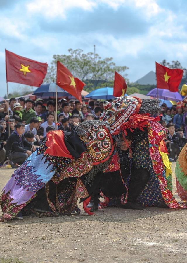 Múa sư tử mèo có rất nhiều bài biểu diễn khác nhau như bài múa đi đường, bài mừng, bài bái tổ, bài cầu may,... kết hợp nghệ thuật chồng hình, nhào lộn qua vòng lửa, thăng đai cho sư tử...