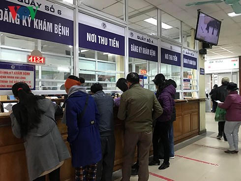 Người dân khám, chữa bệnh ở Bệnh viện Xanh Pôn.