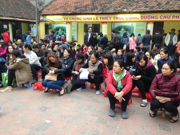 Năm nay, Ban tổ chức cũng đã chuẩn bị hơn 1000 chiếc ghế để phục vụ cho các phật tử đến ngồi, dự kiến chiều tối nay sẽ có khoảng vài nghìn người tham gia khóa lễ.