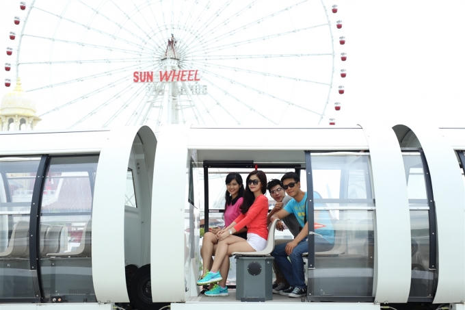 Tham gia những trò chơi như tàu điện Monorail, Vòng quay Sun Wheel.