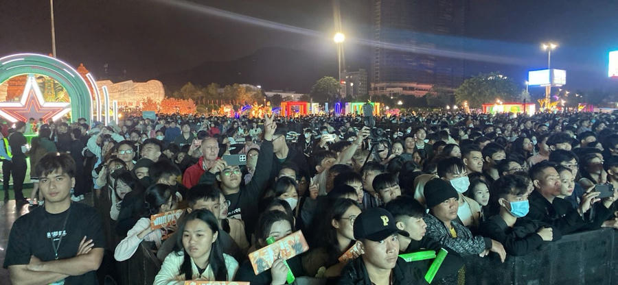Đông đảo người dân, du khách đến xem chương trình nghệ thuật đón giao thừa tại Quảng trường Nguyễn Tất Thành (TP Quy Nhơn, Bình Định)