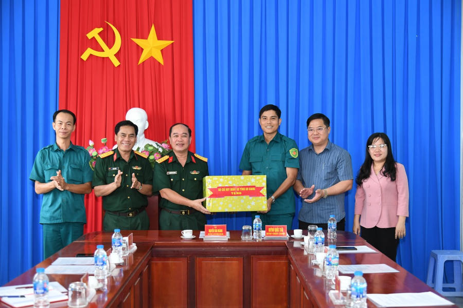 Đại tá Nguyễn Văn ngành - Chỉ huy trưởng Bộ CHQS tỉnh An Giang trao tặng quà cho cán bộ, chiến sĩ Ban CHQS phường Long Xuyên