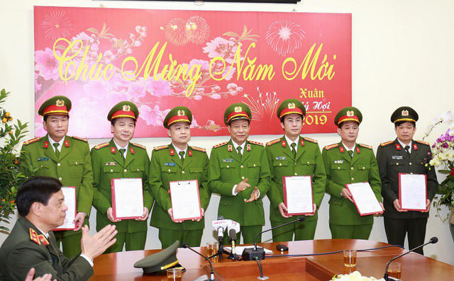 Thứ trưởng Lê Quý Vương trao quyết định khen thưởng. Ảnh: Bộ Công an.