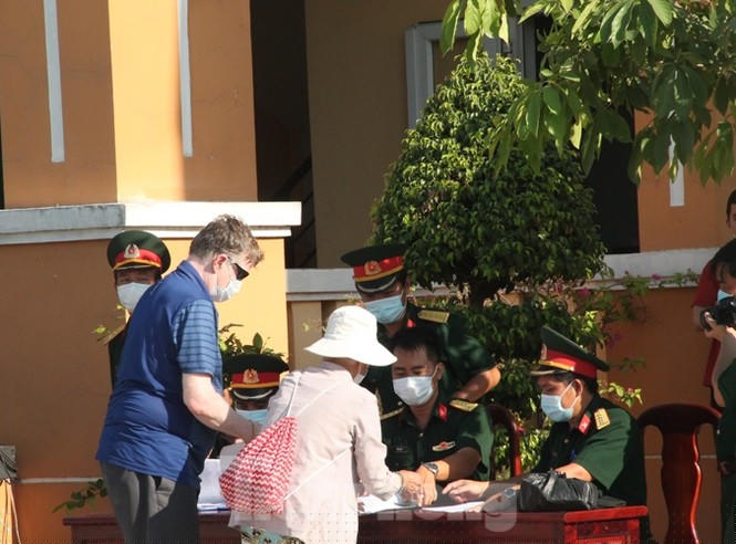 Rời nơi cách ly, cô gái Hàn Quốc nói ‘em lỡ yêu chú bộ đội mất rồi’ - ảnh 2