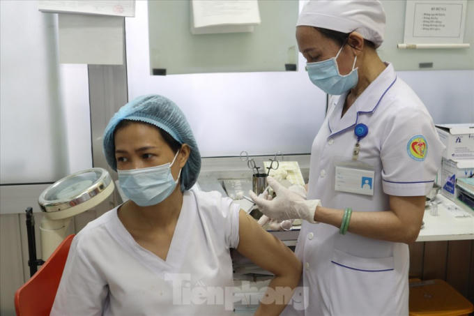 Sau tiêm vắc-xin cần lưu ý các biểu hiện sức khỏe (Ảnh: Long Phạm).