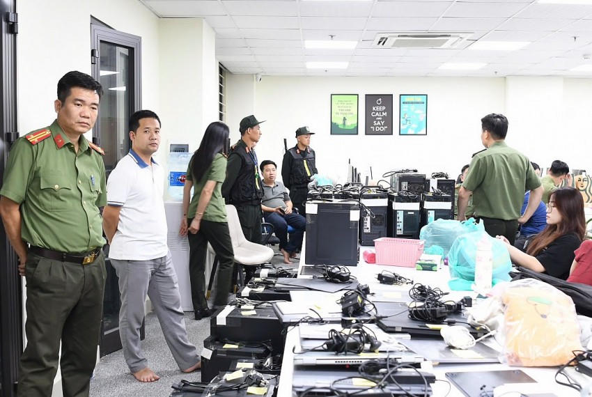 Cơ quan An ninh điều tra thu giữ điện tang vật vụ án Ảnh: Công an tỉnh Phú Thọ