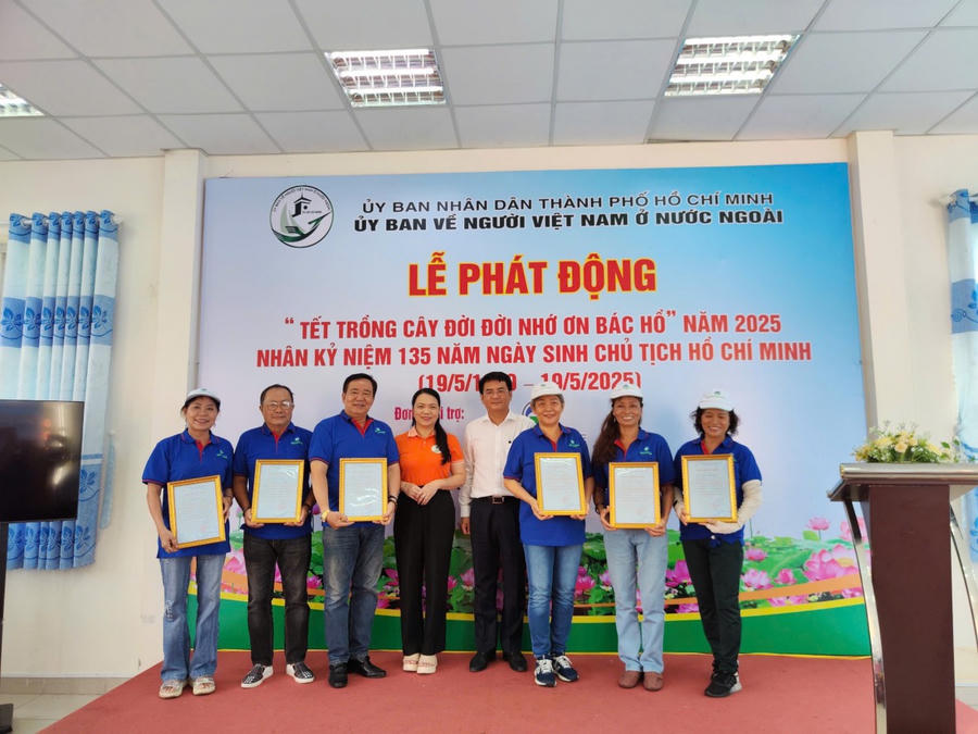 Bà Vũ Thị Huỳnh Mai, Chủ nhiệm Ủy ban về người Việt Nam ở nước ngoài TP HCM và ông Lê Như Hải Long, Phó Chủ tịch UBND huyện Bình Chánh trao giấy chứng nhận trồng cây cho kiều bào.