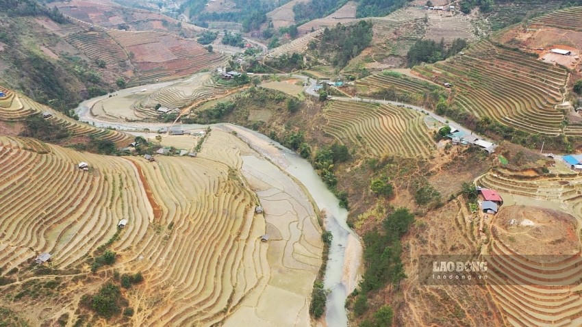 Sự cố rò rỉ nước thải ra môi trường của mỏ quặng chì, kẽm khiến cả dòng suối Nậm Kim đổi màu. (Ảnh: Báo Lao Động).
