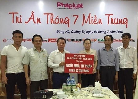 Tổng Biên tập Đào Văn Hội trao quà tặng “Ngôi nhà Tư pháp” cho nữ cán bộ Tư pháp có hoàn cảnh khó khăn tại Quảng Trị.