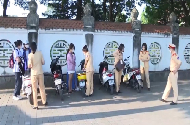 Xử lý nghiêm tình trạng học sinh điều khiển phương tiện xe mô tô, xe gắn máy khi chưa đủ tuổi theo quy định