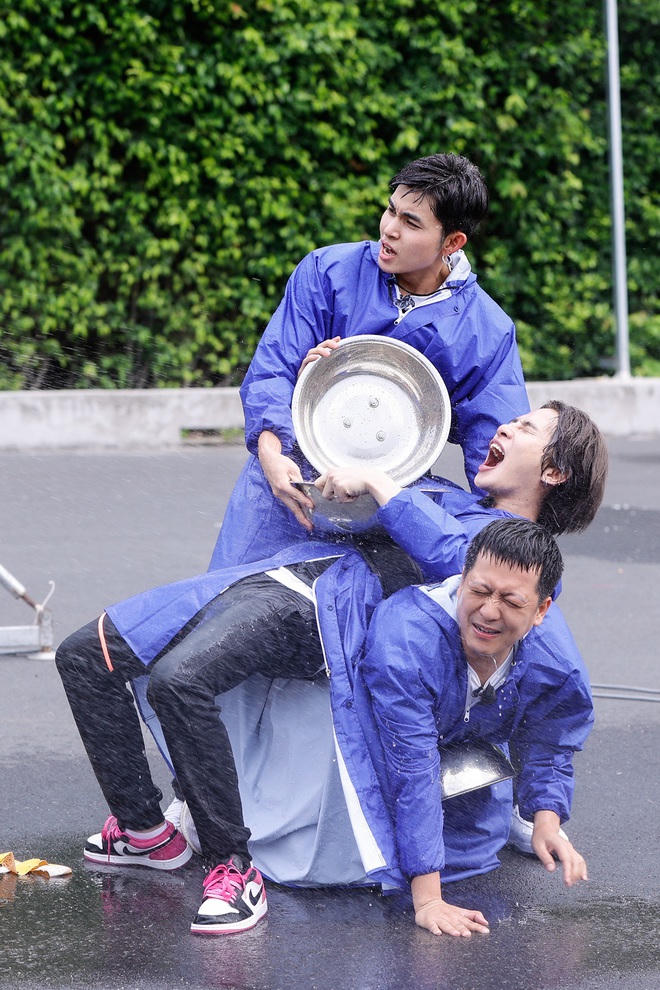 Ca sĩ Jack (giữa) tại Running Man Vietnam mùa 2 (Ảnh: BTC).