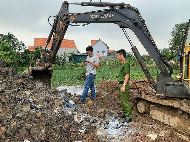Hiện trường nơi nhóm đối tượng thực hiện chôn lấp các chất gây nguy hại đến môi trường. Ảnh: Công an Hải Dương.