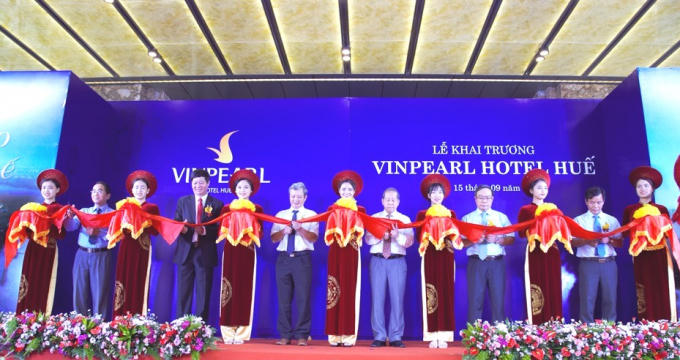 Nghi lễ cắt băng khánh thành tại Vinpearl Hotel Huế diễn ra đồng thời cùng 3 khách sạn khác tại Quảng Bình, Thanh Hóa, Lạng Sơn.