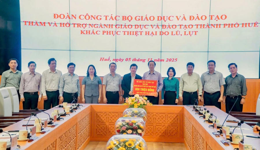 Bộ GD&ĐT hỗ trợ ngành Giáo dục TP Huế gần 1 tỷ đồng