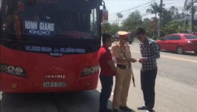 Lực lượng chức năng kiểm tra phương tiện vi phạm (Ảnh do lực lượng CSGT đội 1-18 cung cấp).