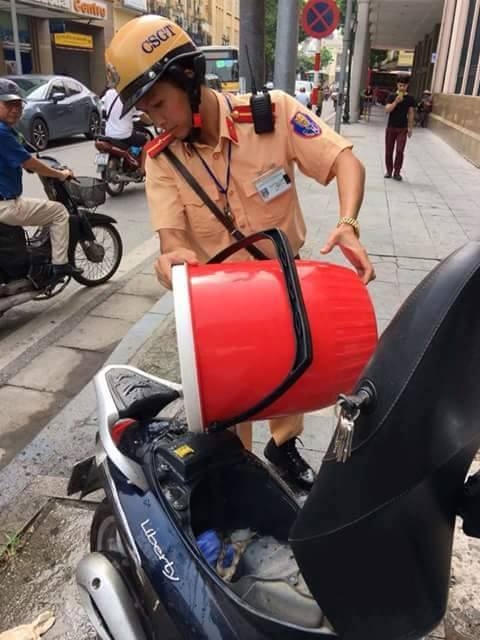 Chiến sỹ CSGT nhanh chóng tiến hành dập lửa.