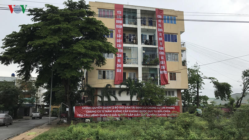 Cư dân chung cư Tín Phong căng băng rôn yêu cầu Quận 12 xử lý rốt ráo.