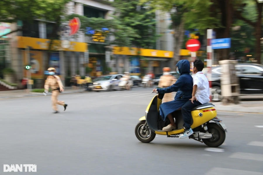 Phụ huynh chở con nhưng không đội mũ bảo hiểm. (Ảnh: Trần Thanh)
