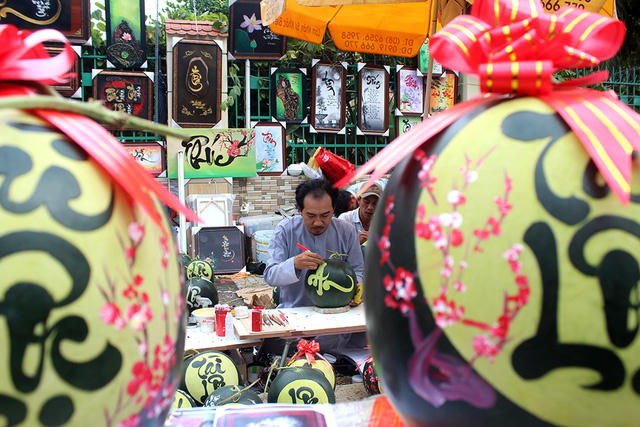 Giáp Tết: Kiếm tiền triệu nhờ điêu khắc trên vỏ dưa xanh