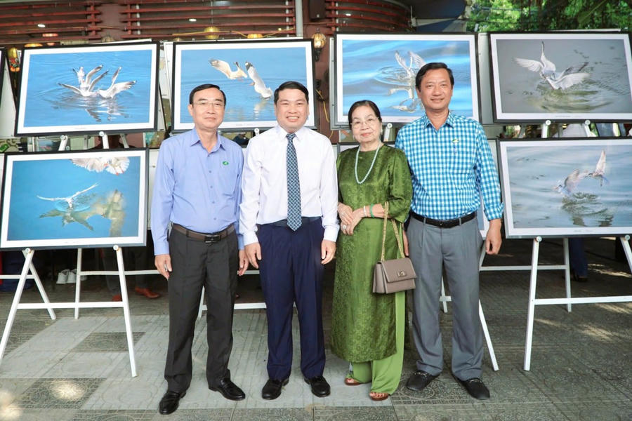 Phó Chủ tịch UBND tỉnh Kiên Giang Lê Trung Hồ cùng đại biểu tham quan, chụp ảnh lưu niệm tại triển lãm Nhạn và Hải âu cho Nghệ sĩ nhiếp ảnh Trần Lam.
