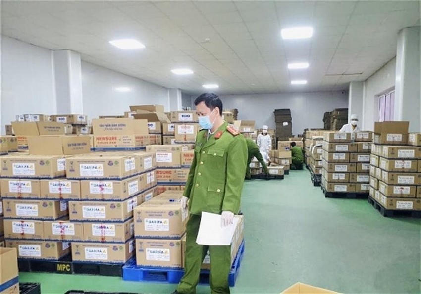 Cơ quan điều tra thu giữ sản phẩm sữa giả.