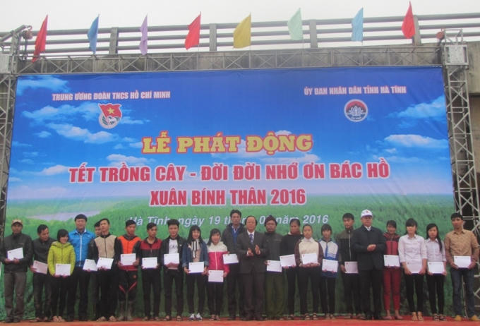 Phát động tết trông cây và trao 20 suất quà cho học sinh có hoàn cảnh khó khăn.