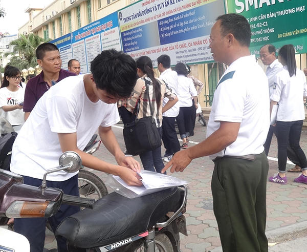 Ngay sau khi hoàn thành bài thi Sinh học, nam thí sinh này đã chia sẻ với bố ngay về bài thi của mình.