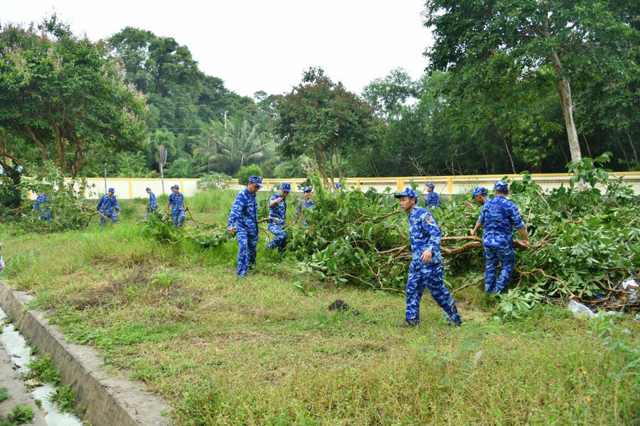 Đoàn viên thanh niên, Hội phụ nữ Bộ Tư lệnh Vùng Cảnh sát biển 4 chỉnh trang, tổng dọn vệ sinh tại Đài Tưởng niệm Liệt sĩ Nhà tù Phú Quốc (tượng đài Nắm Đấm).