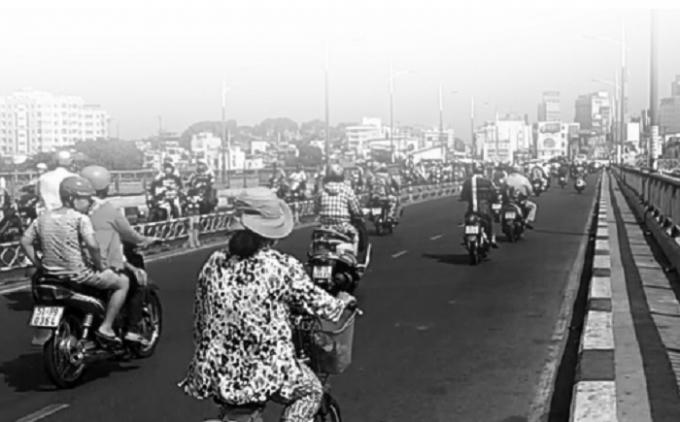 Người dân bất an khi lưu thông qua cầu Nguyễn Văn Cừ.