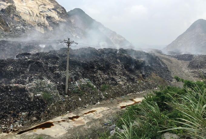 Bãi rác lộ thiên vẫn cháy âm ỉ suốt ngày đêm khiến cho cuộc sống người dân vô cùng sổ khở.