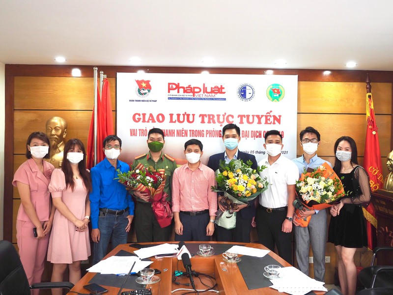Đồng chí Trần Đức Vinh - Phó Bí thư Đảng ủy; Phó Tổng Biên tập cùng Đoàn cơ sở Báo PLVN tặng hoa khách mời tham dự chương trình.