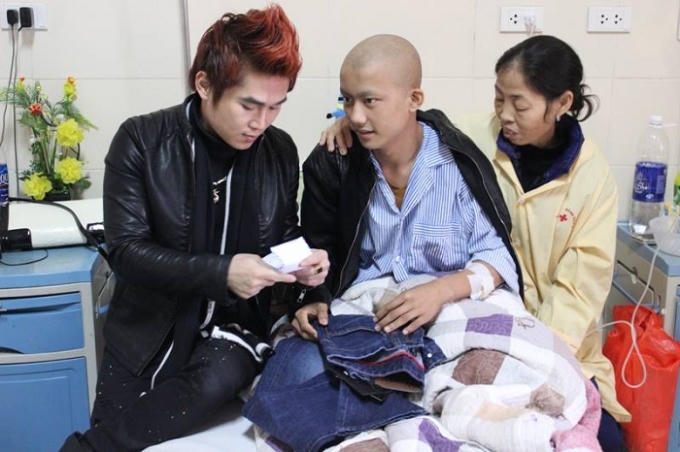 Ca sĩ Du Thiên trao quà hỗ trợ cho cậu bé ung thư tại bệnh viện.