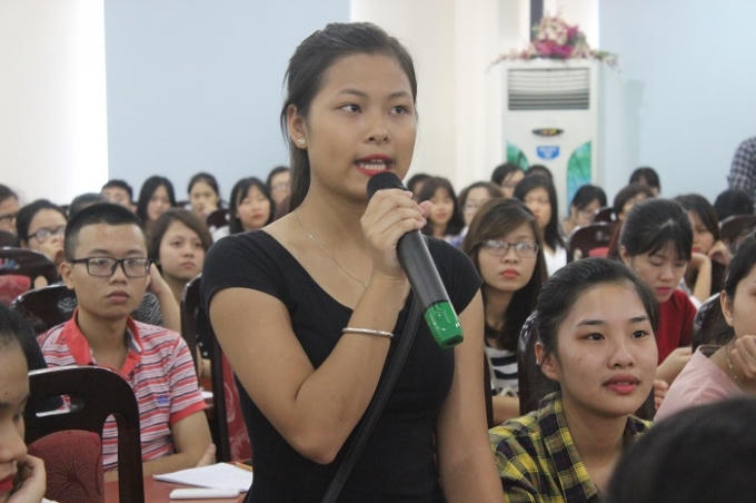 Các thí sinh ở các vùng quê gửi những thắc mắc đến giảng viên trong buổi hội thảo với mong muốn giải đáp chi tiết về kỳ thi Năng khiếu Báo chí. Ảnh: Nguyễn Thơm.